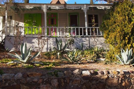 Leuk gekleurd huisje met tuin in Bisbee, Arizona